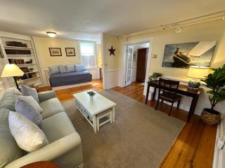 Entire Historic 5 Bed 5 Bath Inn Sleeps 17 - Newport - 7