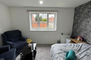 City Stay-Room to rent in Town - 0