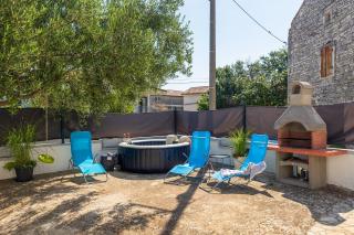 Romantisches Ferienhaus mit Jacuzzi, BBQ, WiFi - 5