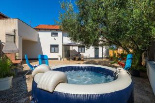 Romantisches Ferienhaus mit Jacuzzi, BBQ, WiFi - 3