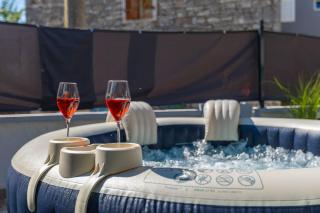 Romantisches Ferienhaus mit Jacuzzi, BBQ, WiFi - 2