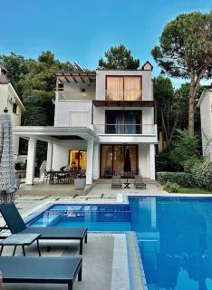 Beachfront Villa with Private Pool by Monika Experiences - Golem - 0