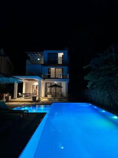 Beachfront Villa with Private Pool by Monika Experiences - Golem - 2