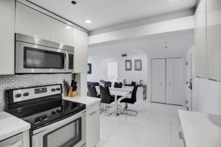 High floor 2BD with beach service 1616 - 3