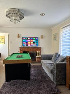 Comfortable Spacious 2BR Furnished Property with Parking - Bradenham - 8