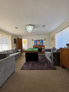 Comfortable Spacious 2BR Furnished Property with Parking - Bradenham - 0