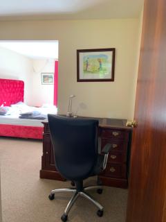 Comfortable Spacious 2BR Furnished Property with Parking - Bradenham - 4