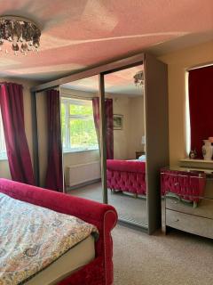 Comfortable Spacious 2BR Furnished Property with Parking - Bradenham - 3