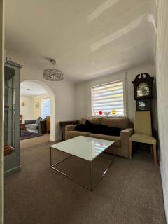 Comfortable Spacious 2BR Furnished Property with Parking - Bradenham - 1