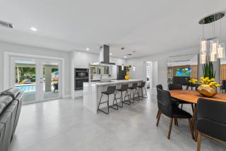 Exclusive Retreat Poolside Oasis and Entertainment L49 - 8