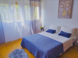 Self check in two bedroom apartment in Centre Split - 3