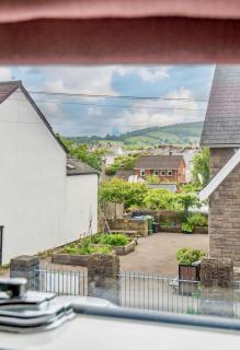 Chic 2-bedroom townhouse in vibrant Abergavenny - 1