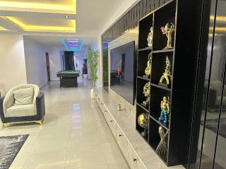 Waterfront 3bedroom with Ps5, snooker, pool in admiralty, lekki phase1 - 0