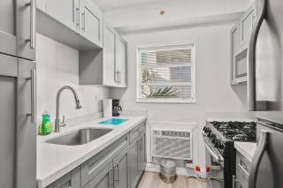 Balcony Chic Apt, w/2 Queenbeds, on Ocean Dr Beach - Miami Beach - 1