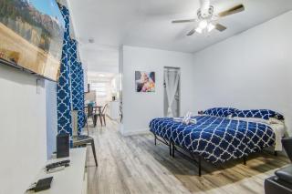 Balcony Deco Apt, w/2 QueenBeds, on Ocean Dr Beach - 6