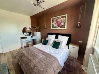 FLH Best View Elegance - Balcony, Free Parking, Bathtub & AC near Coresi Mall - 8