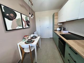 FLH - Best View Elegance with Balcony & Free Parking - Brasov - 2