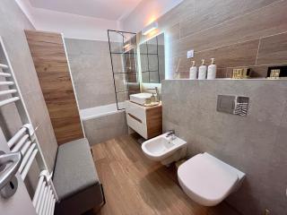 FLH Best View Elegance - Balcony, Free Parking, Bathtub & AC near Coresi Mall - 6