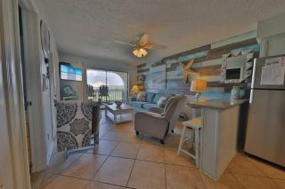 2 Bedroom at Las Palmas in Gulf Shores with 2 Pools, Picnic and Grilling Area, Parking for 2 Vehicles, and Beach Access a Short Walk - Gulf Shores - 0