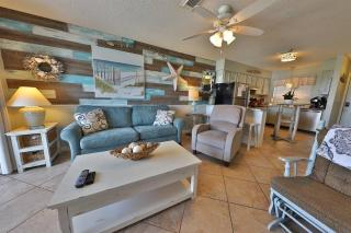 2 Bedroom at Las Palmas in Gulf Shores with 2 Pools, Picnic and Grilling Area, Parking for 2 Vehicles, and Beach Access a Short Walk - Gulf Shores - 8