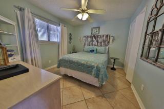2 Bedroom at Las Palmas in Gulf Shores with 2 Pools, Picnic and Grilling Area, Parking for 2 Vehicles, and Beach Access a Short Walk - Gulf Shores - 4