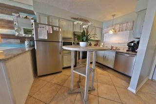 2 Bedroom at Las Palmas in Gulf Shores with 2 Pools, Picnic and Grilling Area, Parking for 2 Vehicles, and Beach Access a Short Walk - Gulf Shores - 2