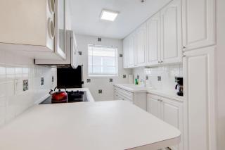 Sunny Ocean Dr Condo, w/2 Queen Beds, South Beach - 9