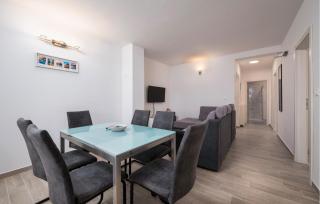 2 Bedroom Lovely Apartment In Valbandom - Valbandon - 6
