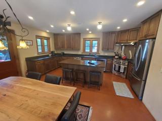 This Deluxe Colonial 4--bedroom Home Offers The Best Of Bozeman! - Bozeman - 8