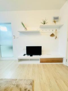 Sea&Mountain view,5 mins walk to famous beach with King size bed - 1