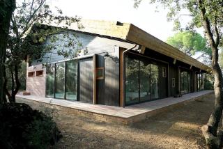 Gran casa de madera con vistas al mar - 1