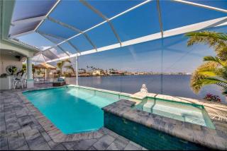 Gorgeous Lakefront Heated Pool Home, great Wi-Fi in Cape Coral - 1