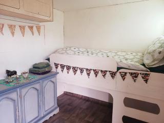 Secluded converted horsebox Retreat in Welcombe - 0