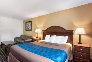 Rodeway Inn Cedar Rapids Westdale - 1