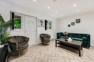 Luxury City Centre Home with Free Parking - 4