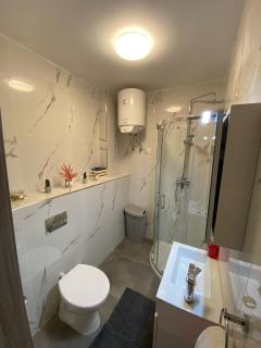 R2 Double Room Msida, in share flat - 9