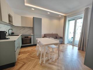 Doria 10 next to train station - 5