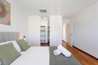 Hillarys Hideaway - 3