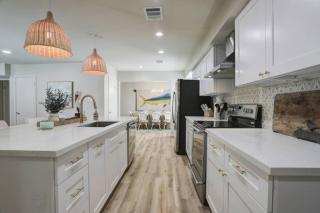 Harbor HideAway with Heated Pool 1 Mile to Beach and close to Cruise Terminal - Galveston - 7