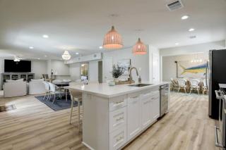 Harbor HideAway with Heated Pool 1 Mile to Beach and close to Cruise Terminal - Galveston - 4