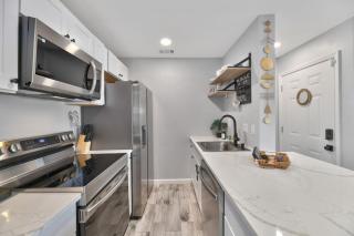 Stay Awhile Condo Minutes to Beach with Pool - Galveston - 2