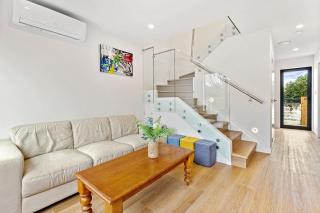 Ventura Serenity Townhouse with Parking and Patio - Auckland - 0