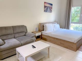 Convenient studio near Metro - Dubai - 8