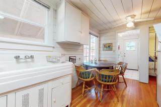 1BR Vintage Cottage, Dog-Friendly, Walk to Town - 3