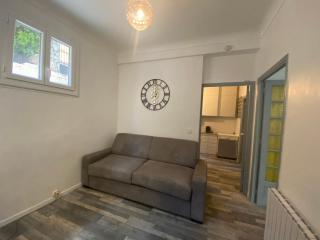 Quiet apartment, AC with free street parking and little garden - 5