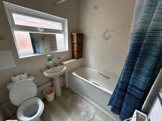 Amazing 6 bedroom house with free parking on site. - 2