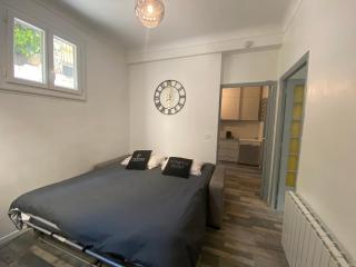 Quiet apartment, AC with free street parking and little garden - 4