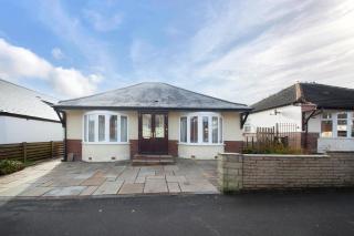 3BR Detached Bungalow with Parking - Stannington - 0