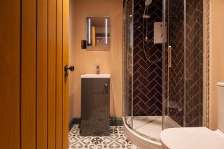 Swiper - 1 Bedroom Luxury Apartment by Mint Stays - 6