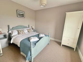 Charming 3 Bed Townhouse Near Llanddwyn Beach - 9